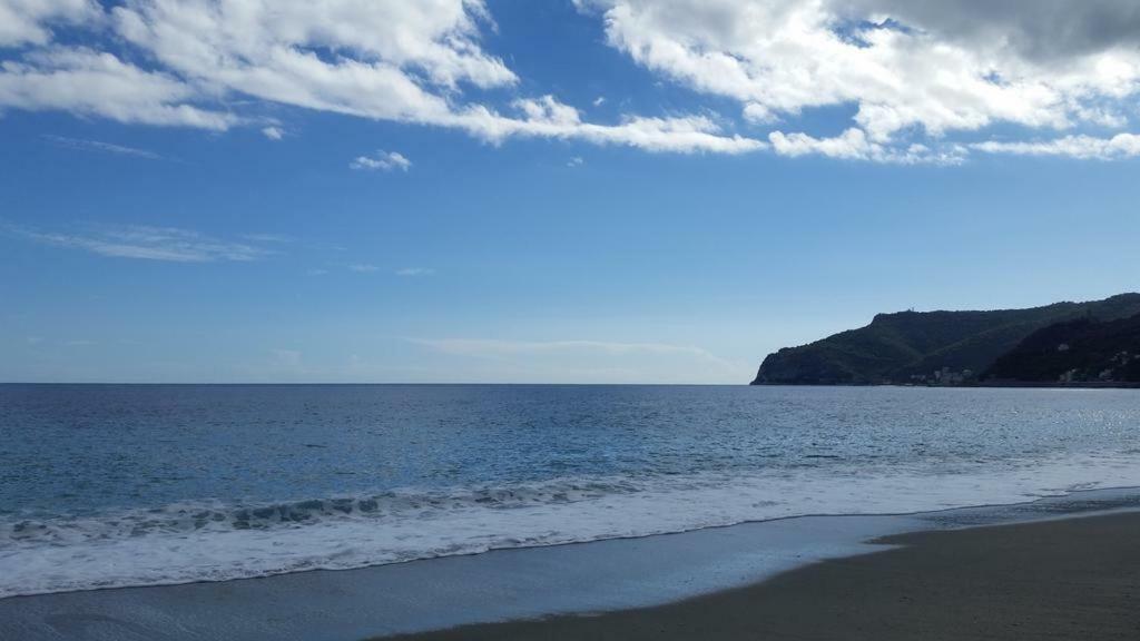 Residenza Lux Fronte Mare Apartment Vado Ligure Bagian luar foto