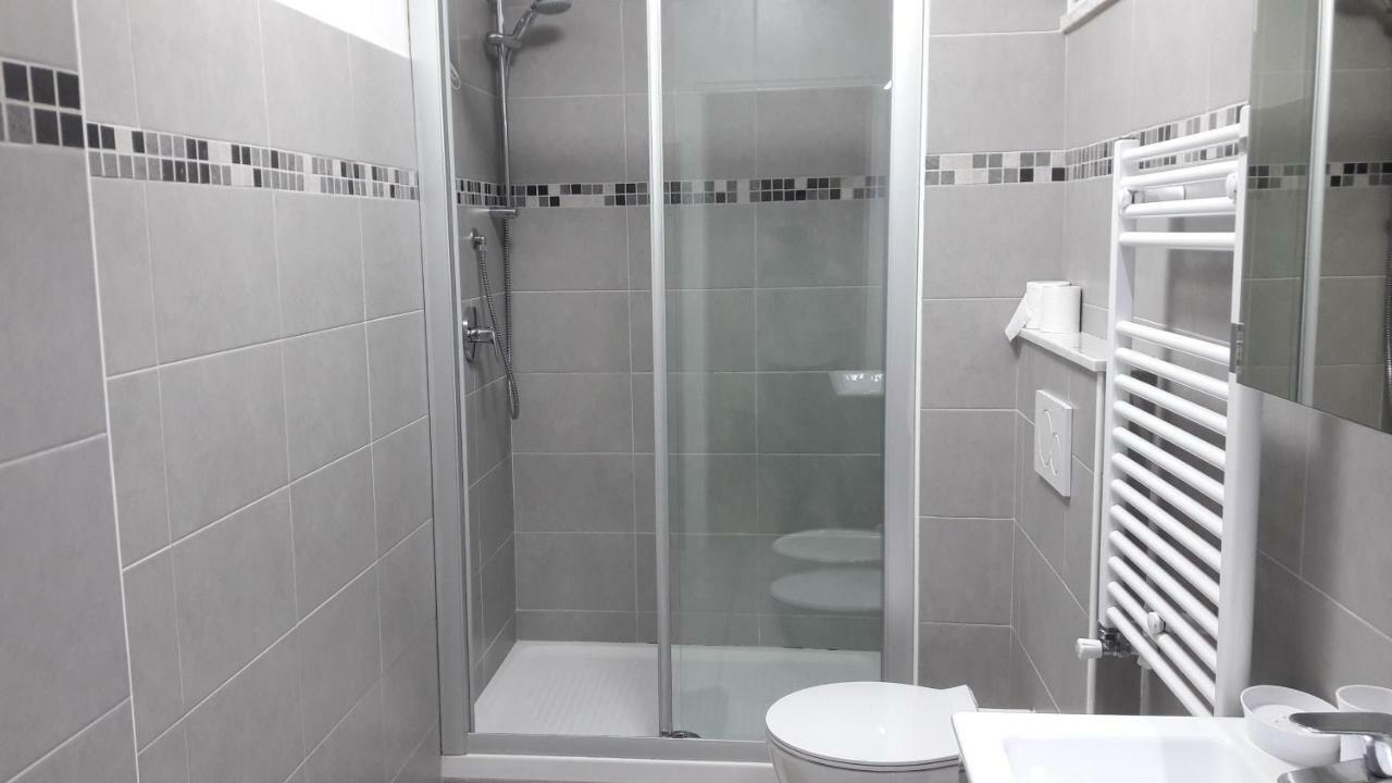 Residenza Lux Fronte Mare Apartment Vado Ligure Bagian luar foto
